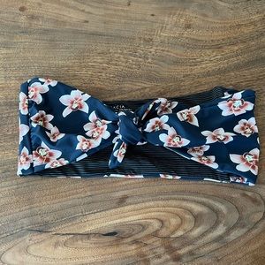 Acacia strapless bikini top small in Blue Isle